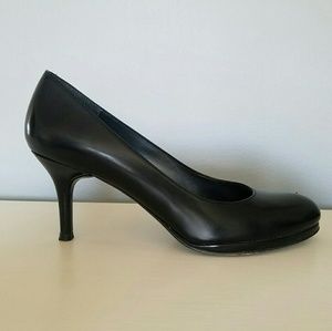 Stuart Weitzman Black Leather Round-toe Pumps
